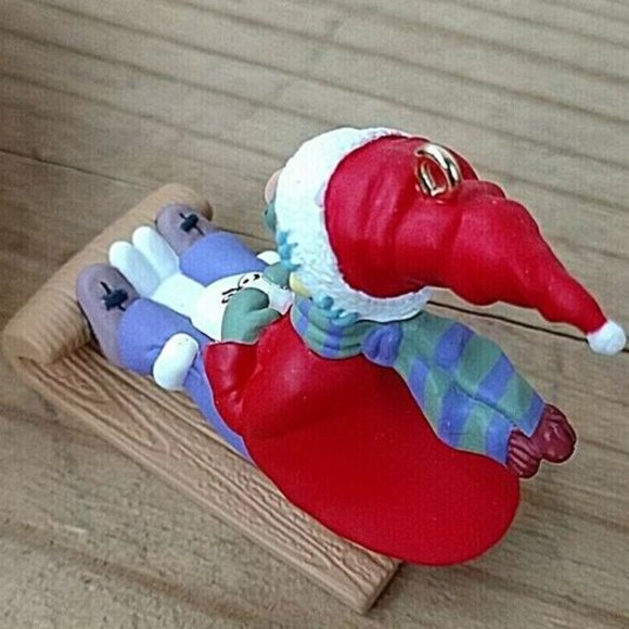 🌲 Hallmark Maxine Sledding Toboggan Dog Floyd Keepsake Ornament 1998 - Picture 7 of 7